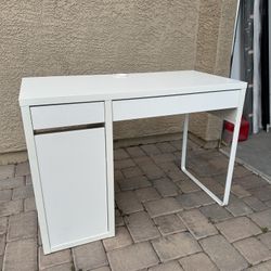 Small White Desk With Pull Out Drawers and Shelf 