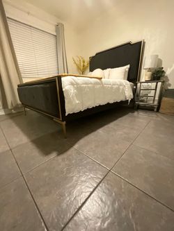 Perfecto. Entonces debe decir “NEW OPEN BOX”, no “brand new in original box”.  Yo lo pondría así:  🛏️ NEW OPEN BOX – QUEEN BED  ACME Furniture – Esch