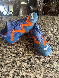 Soccer cleats size 6.5 for man 8 for woman
