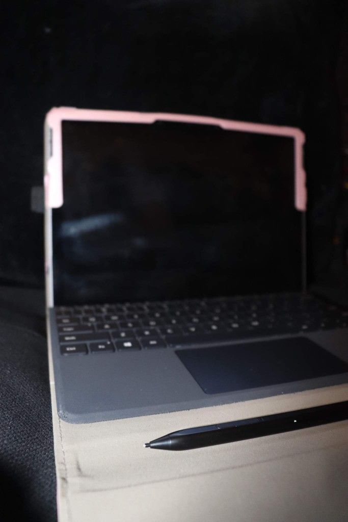 Windows Surface Go 2 Comes With Pen And Case