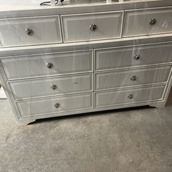 Dresser With Mirror 