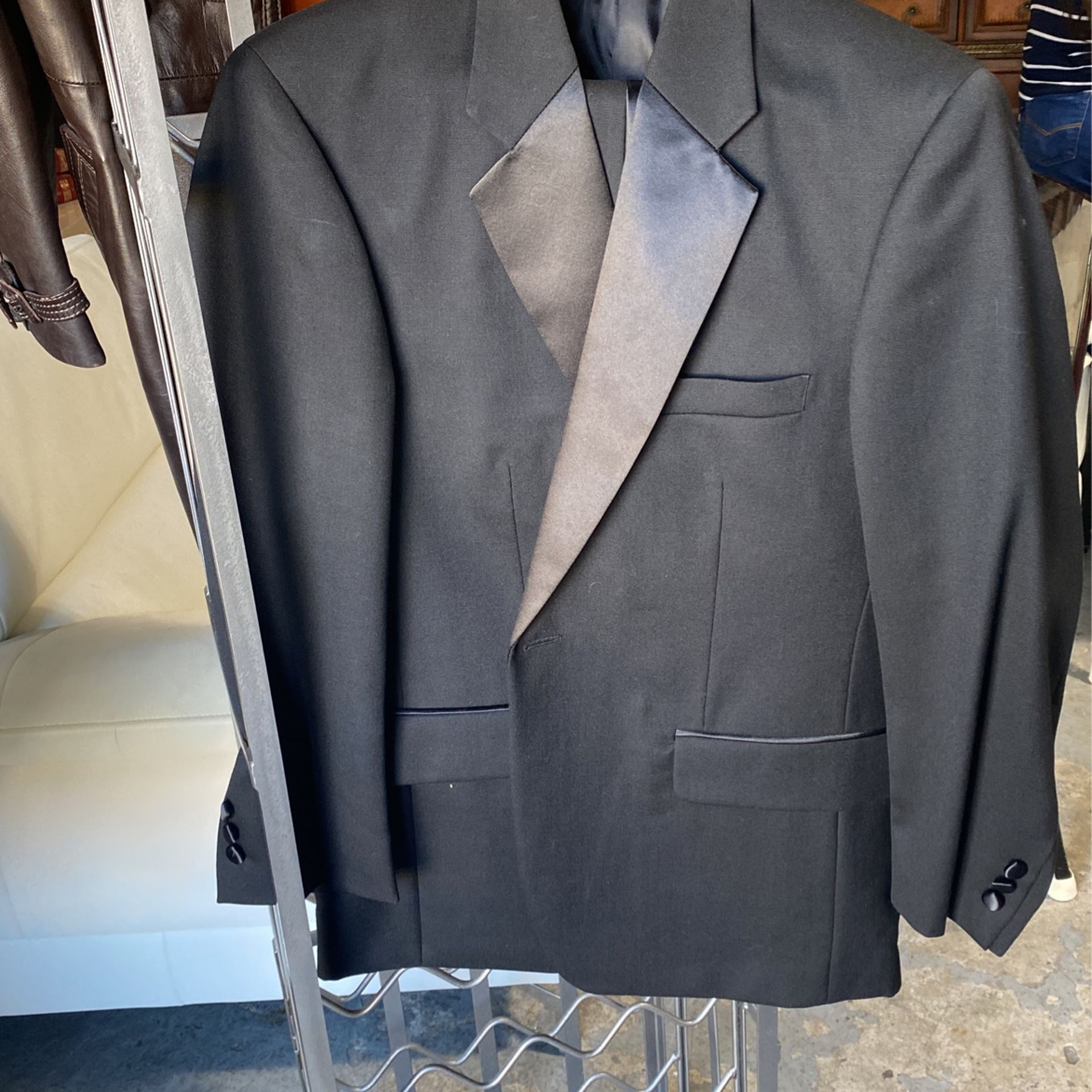 Tuxedo Suit Sighn 40 Short 