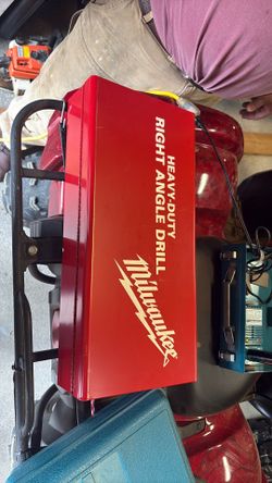 Milwaukee 3107-6 1/2 in. D-Handle Right Angle Drill Kit.