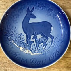 Doe with 2 Fawns,  Denmark Copenhagen Porcelain B&G Bing Grondahl Denmark - Mother's Day (Mors Dag) Plate