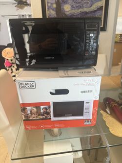 Microwave Black and Decker Brand New Never Use. Microwave Black and Decker nunca Usado en su Caja