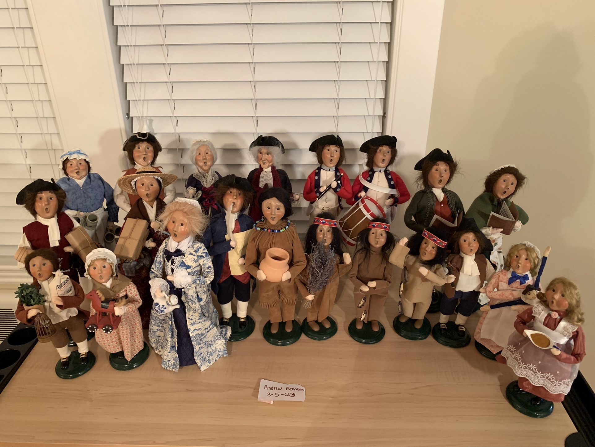 Byers Choice Williamsburg Caroleers Colonial (INDIVIDUALLY PRICED)