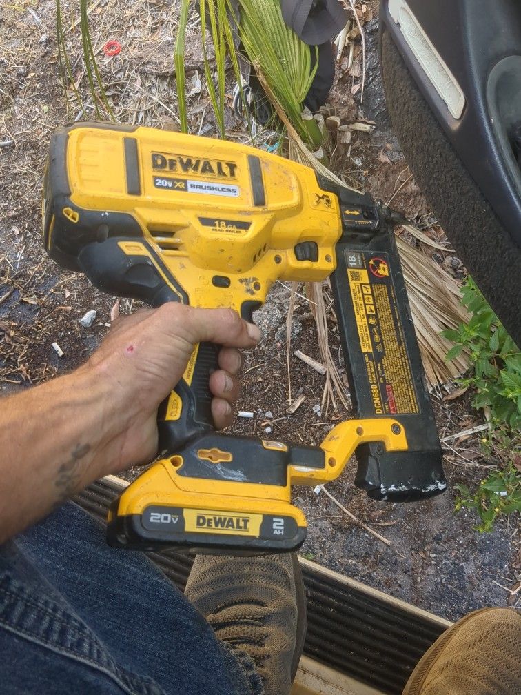 DeWalt 20v Trim Gun 18ga Straight