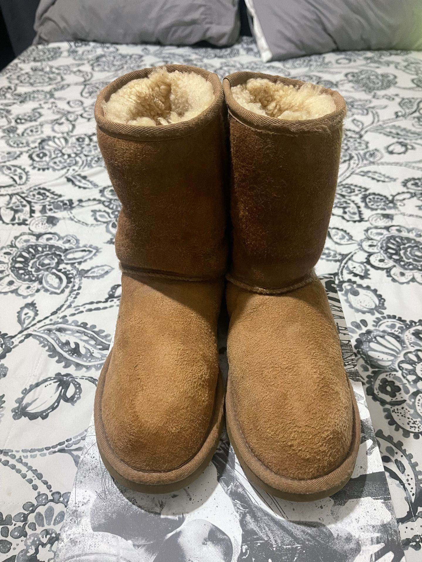 UGG SIZE 8 Women