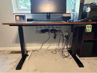 Adjustable standing desk