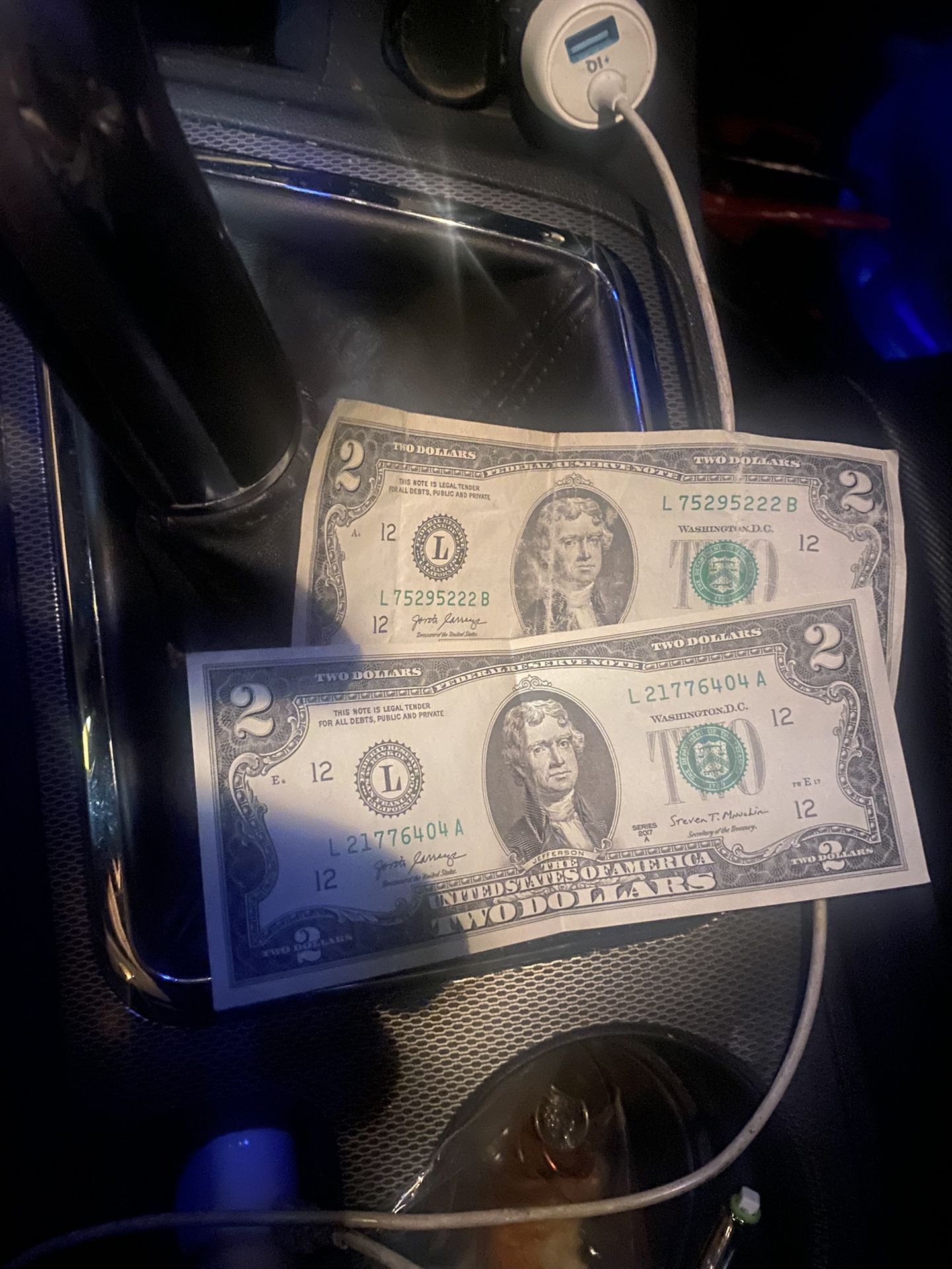 Dos. Billetes de dos dólares