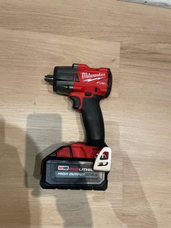 Milwaukee M18 FUEL 1/2” Mid-Torque Impact Wrench + M18 High Output XC6.0 Battery