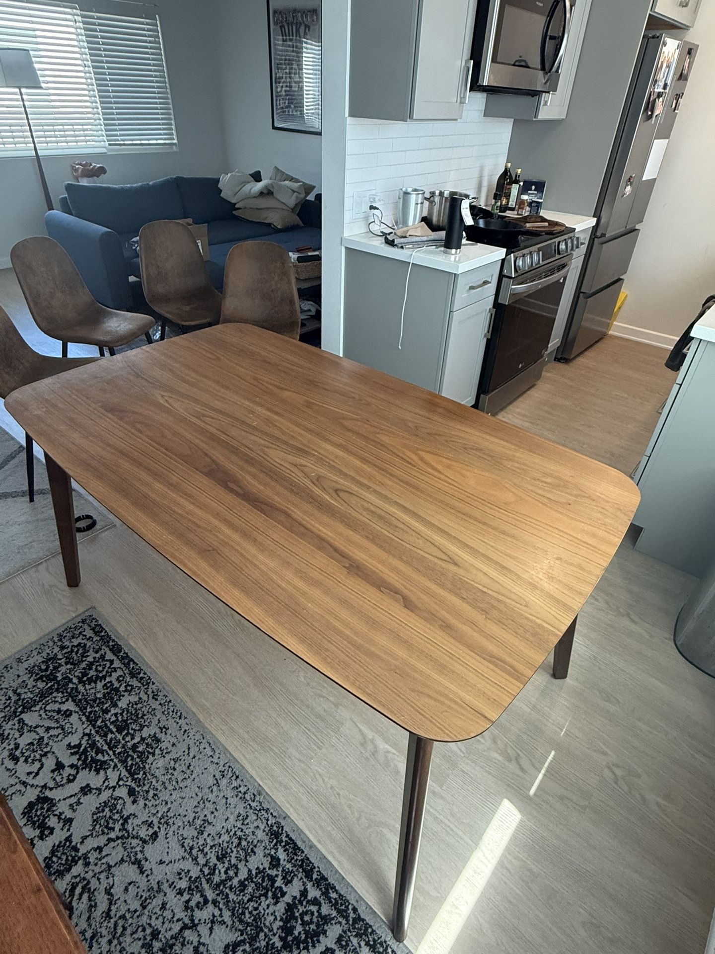 Dining table & 4 Dining Table Chairs (can be sold separately)
