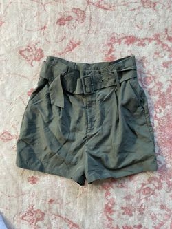 Khaki green high-waisted shorts with belt Size 6
