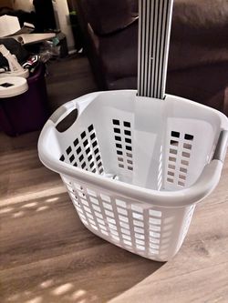 Nice large laundry basket/bin