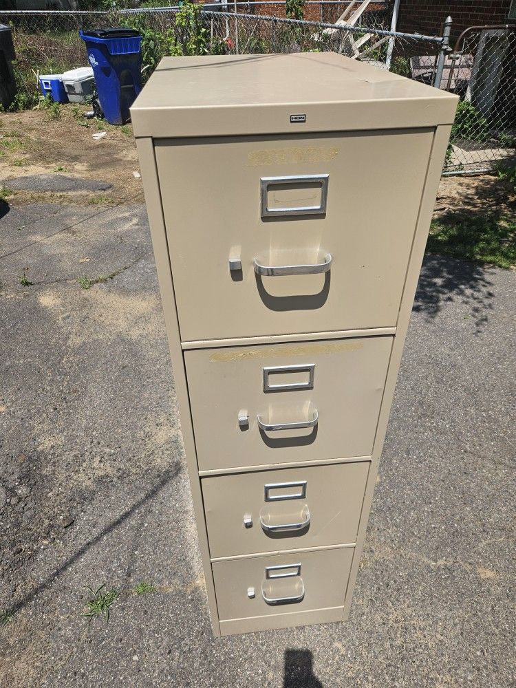 4 drawer file cabinet in great shape
