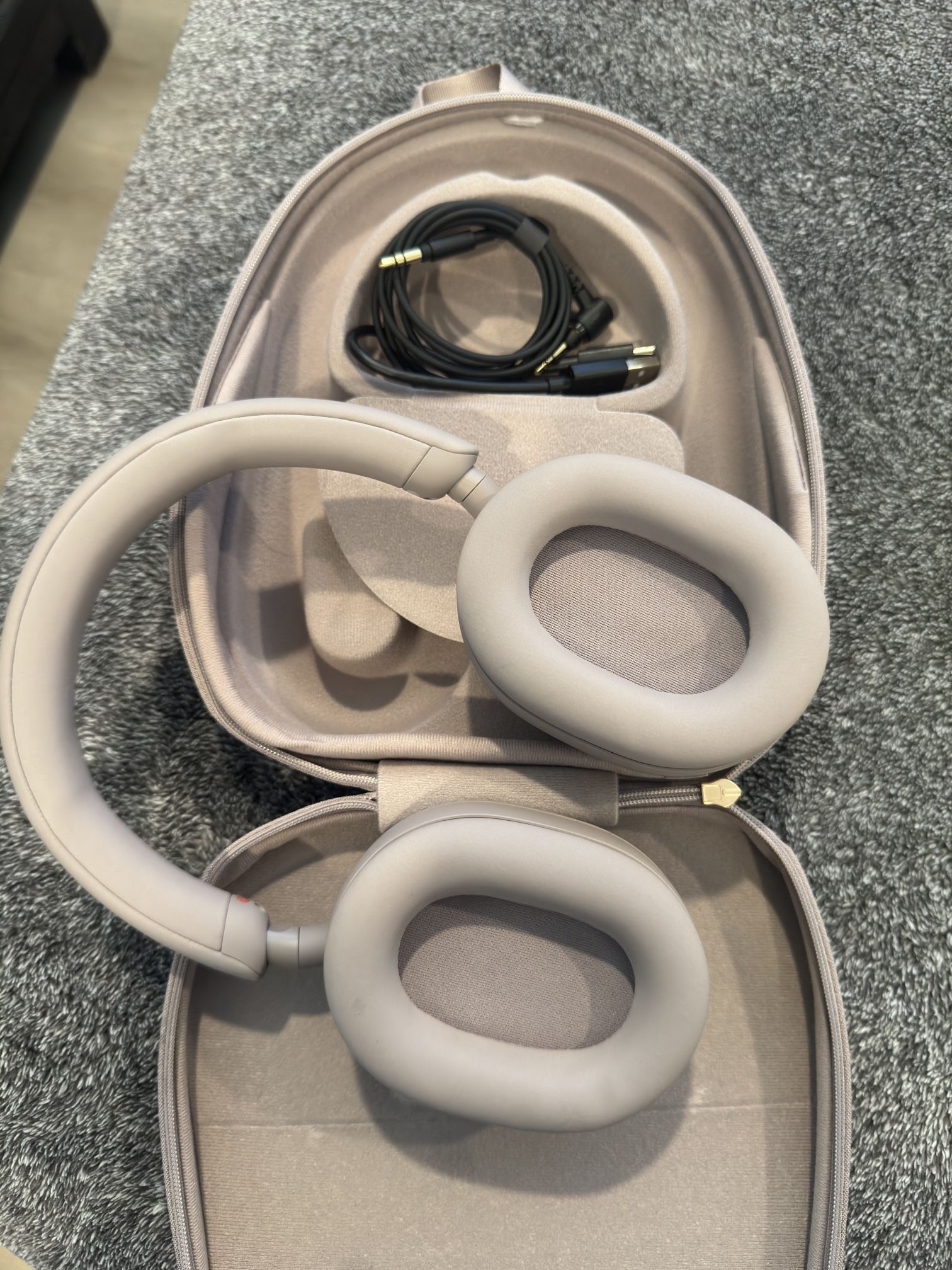 Sony XM5 - rose color