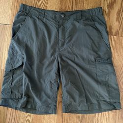 Columbia Men’s Omni Shade Cargo Hiking Shorts Size 34 W  10 L Color Green