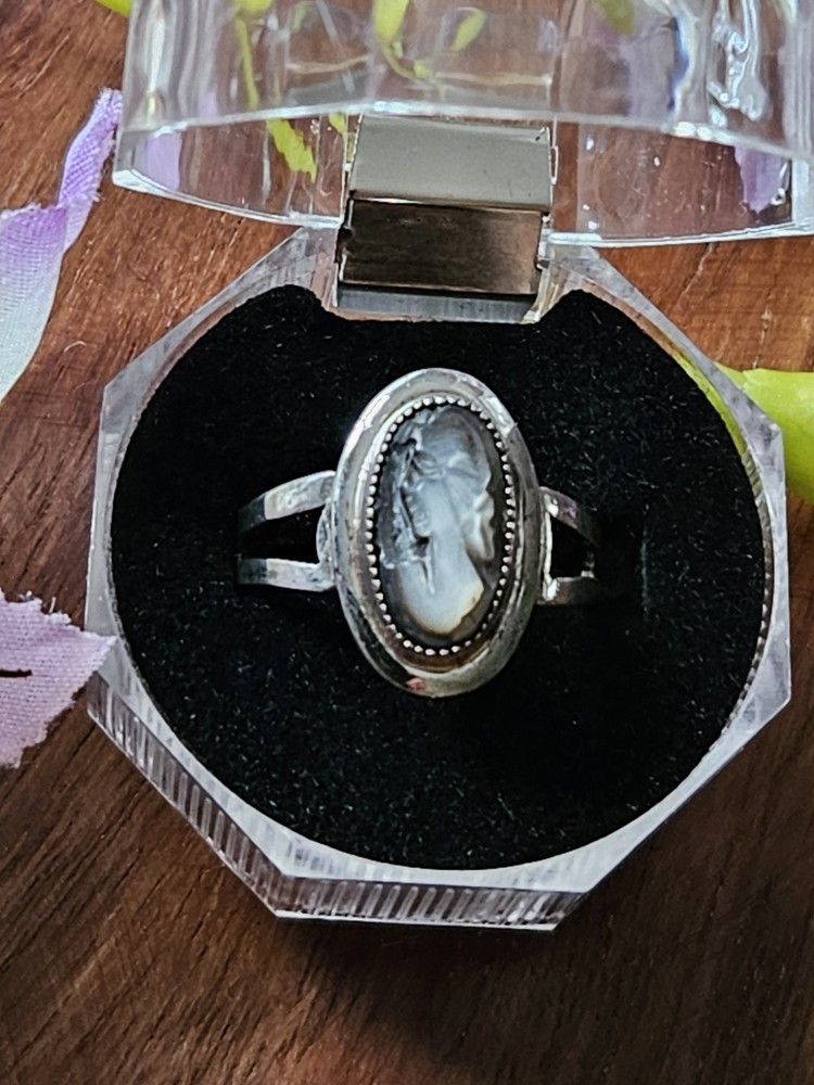 Beautiful Sarah Coventry Sterling Silver Mother of Pearl Cameo Ring Size 8.25