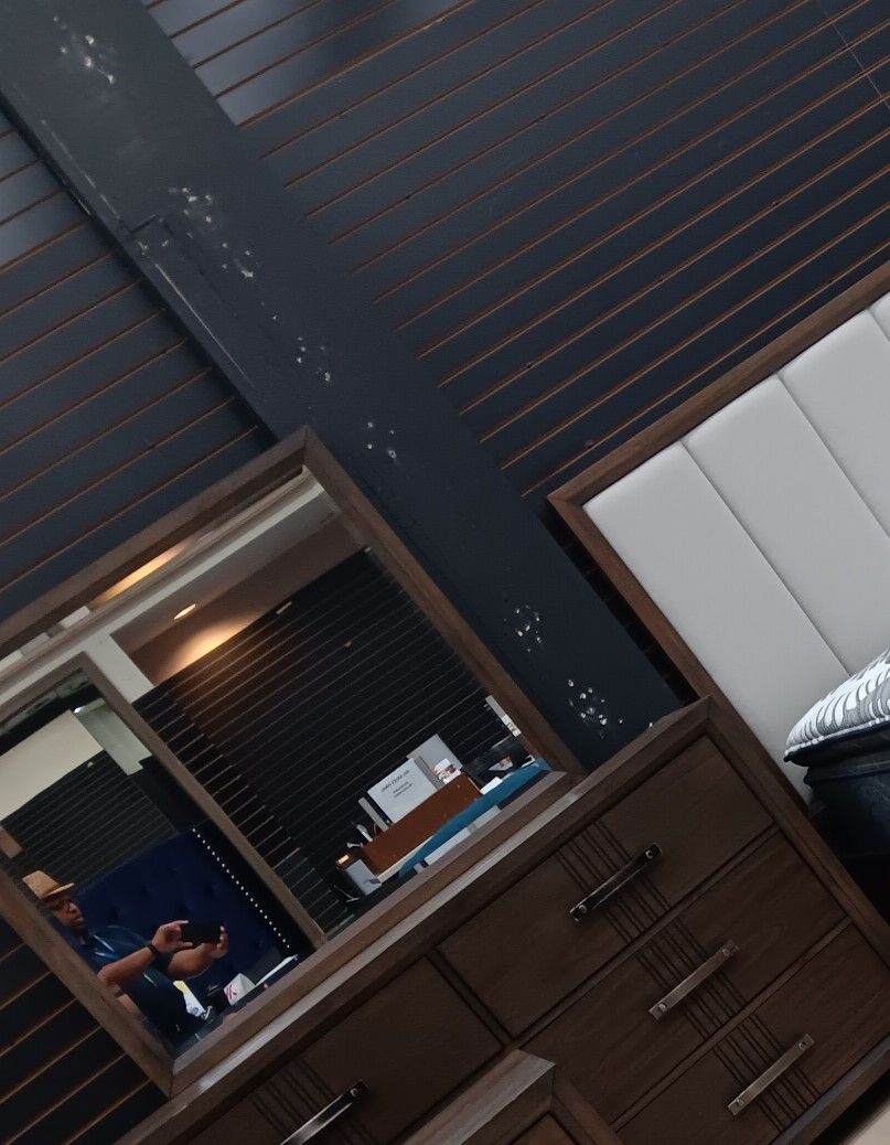 *Last Chance!!!*---Trendy Carolina Dresser/Mirror Sets---Delivery Available🤭