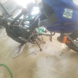 Suzuki GS500 frame with electrical in tact and body kit