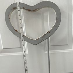 Charming Amish Heart Quilt Stand