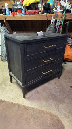 3-drawer dresser/chest