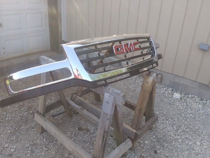 2007 GMC Grill / And Headlights