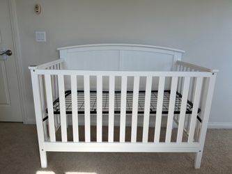 White Wood Baby Crib with Metal Spring Base