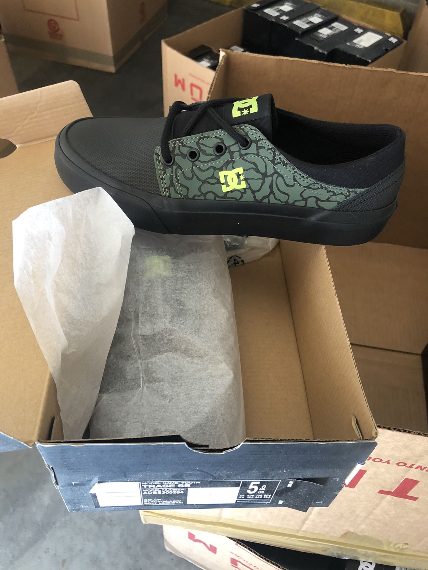 Dc shoes size 5 kids