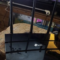 Preowned  TP-Link Archer A7 AC1750 wireless dual-band gigabit router. This router is an 802.11ac device that offers simultaneous dual bands wifi conne