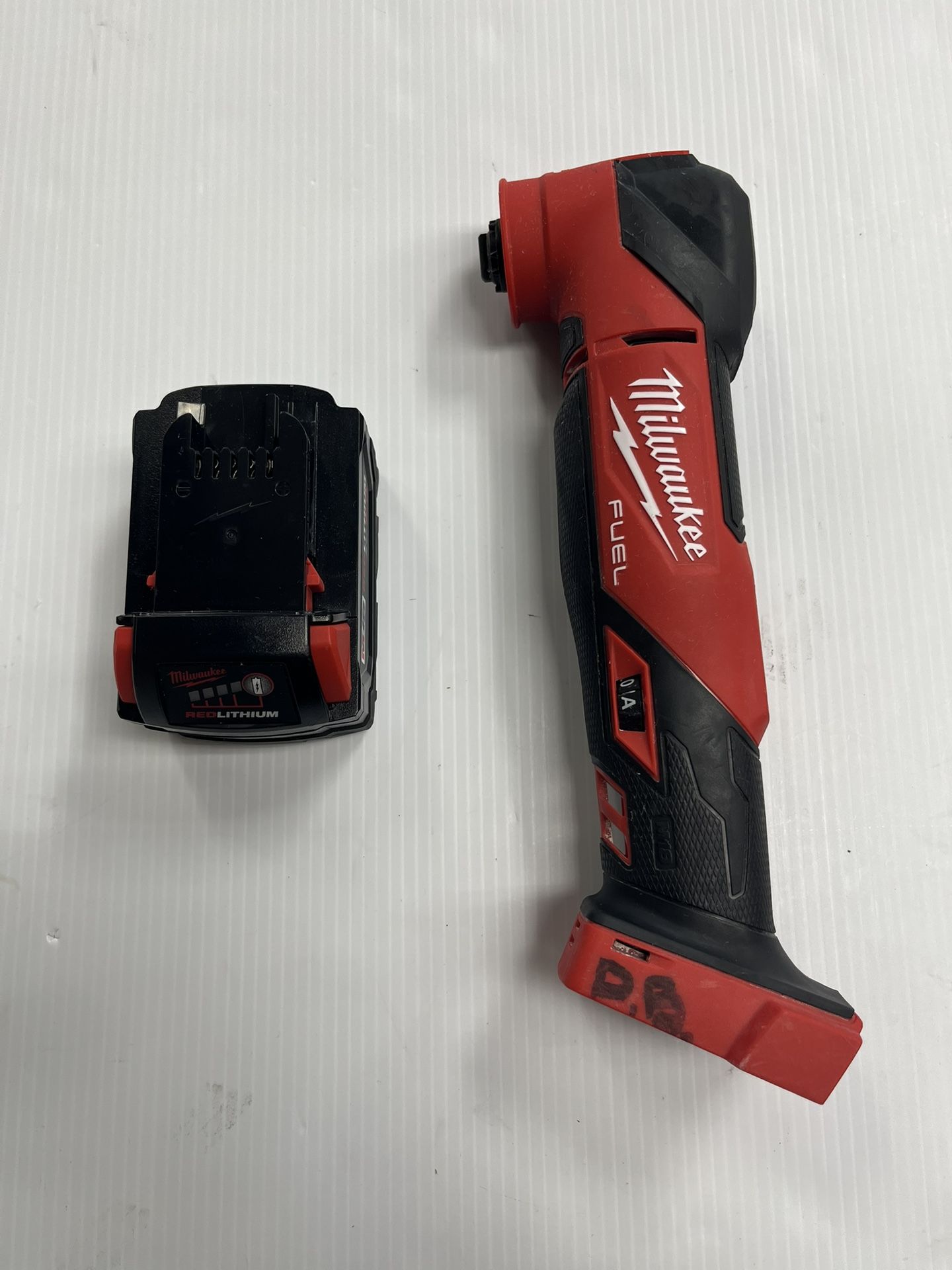 MILWAUKEE 2836-20 M18 FUEL OSCILLATING MULTI TOOL, IN GOOD CONDITION WITH BATTERY