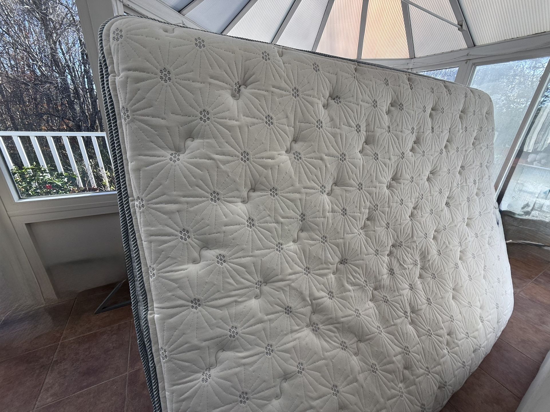 Queen Serta Mattress and Box Spring 