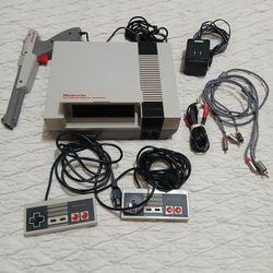 Nintendo NES Bundle 2 Remotes with Zapper Gun & 11 Games