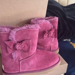 Ugg Botas.   Size #. 5.  $60