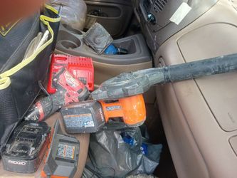 Blower ridgid con 2 pilas 4 amp y cargador plus Milwaukee 12 V drill pila y cargador