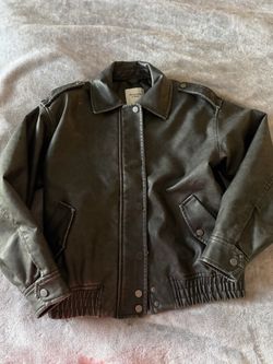 Abercrombie & Fitch Vegan Leather Bomber Jacket – XXS – New With Tags Petite-friendly fit! I’m 5’0” (153 cm), and it fits me perfectly.