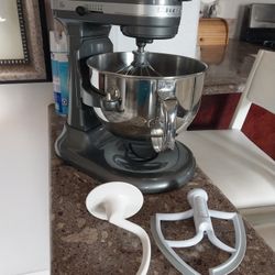 6QT KITCHEN AID CABINET IN EXCELLENT CONDITION LIKE NEW 