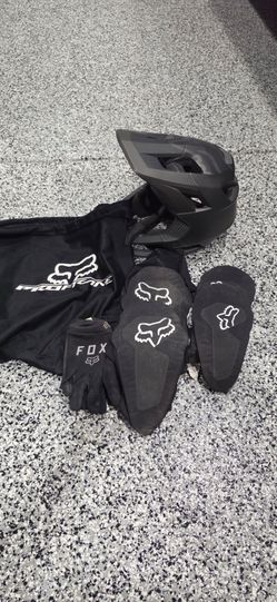 Medium Fox Racing Speedframe MIPS Helmet Gloves Knee Pads Gear Set