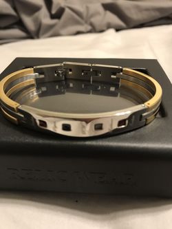 Michael Jordan , Dennis Rodman & Scottie Pippen game used pieces in a bracelet