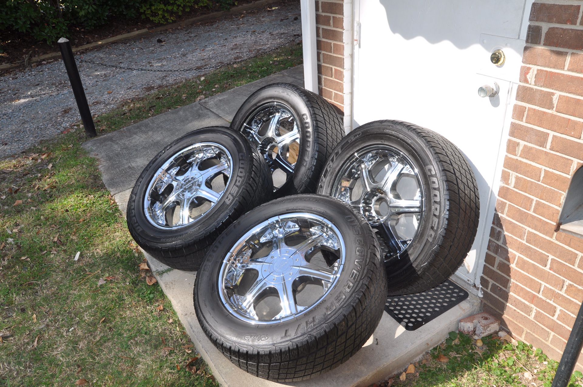 22 Inch American Racing Wheels.. Kept In garage For Last 5 Years.. Wheels Probably Need To Be  Replaced.. Wished They Fit My Vehicle!