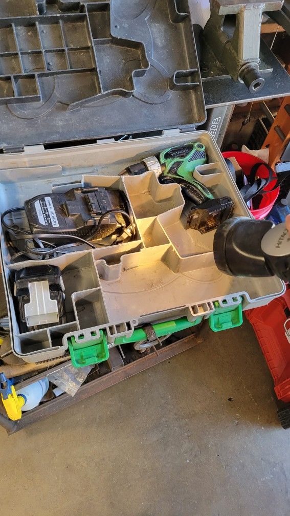 Hitachi 18V Drill And Flashlight Kit