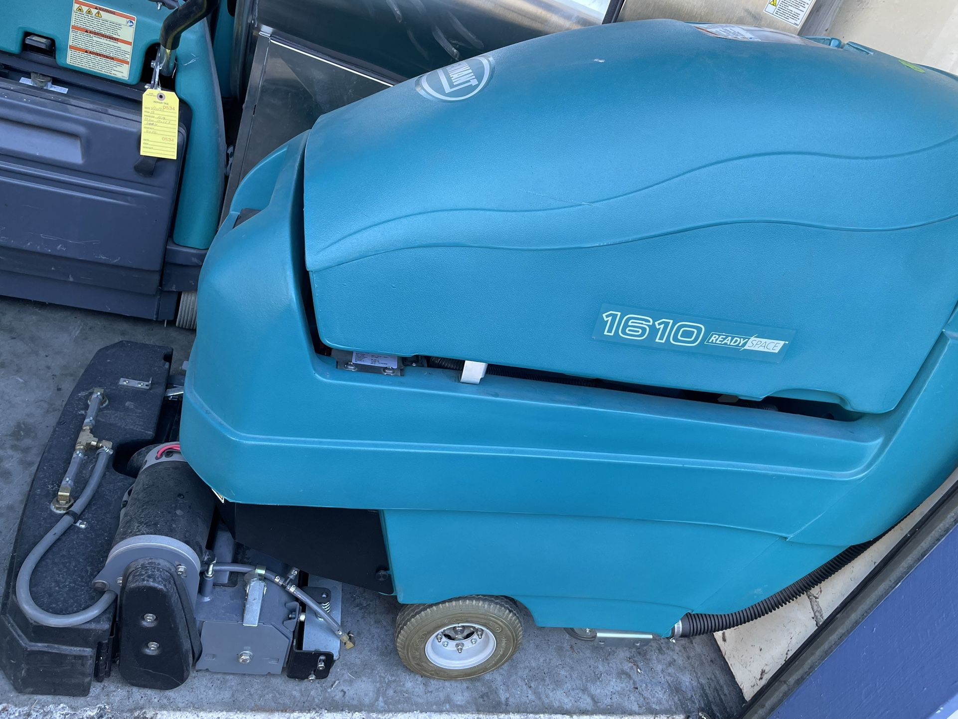 TENNANT 1610, CARPET EXTRACTOR, SELF CONTAINED, 21 GALLON, 22", WALK BEHIND, BATTERY POWERED