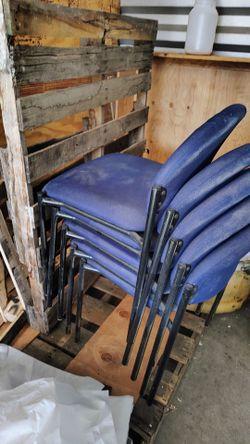 5 free chairs and plastic containers