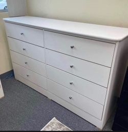 Eight drawers dresser