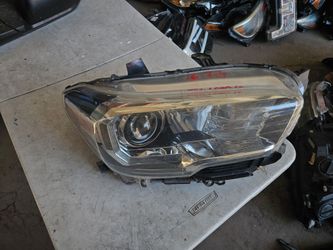 Toyota tacoma right Headlight oem