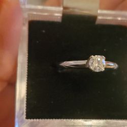 10k White Gold Ring 