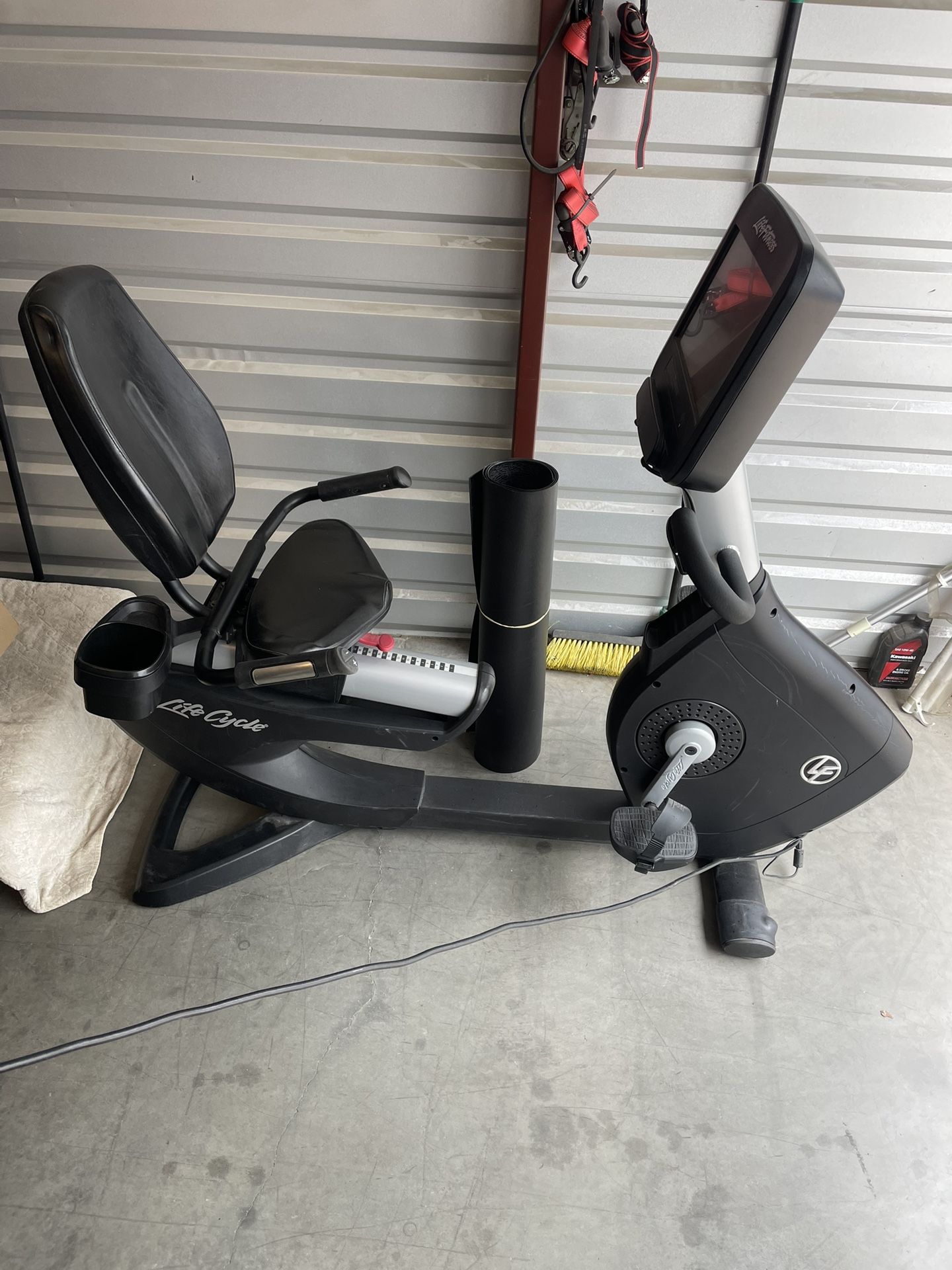 Excellent condition Life Fitness recumbent exercise bike -commercial-grade quality.