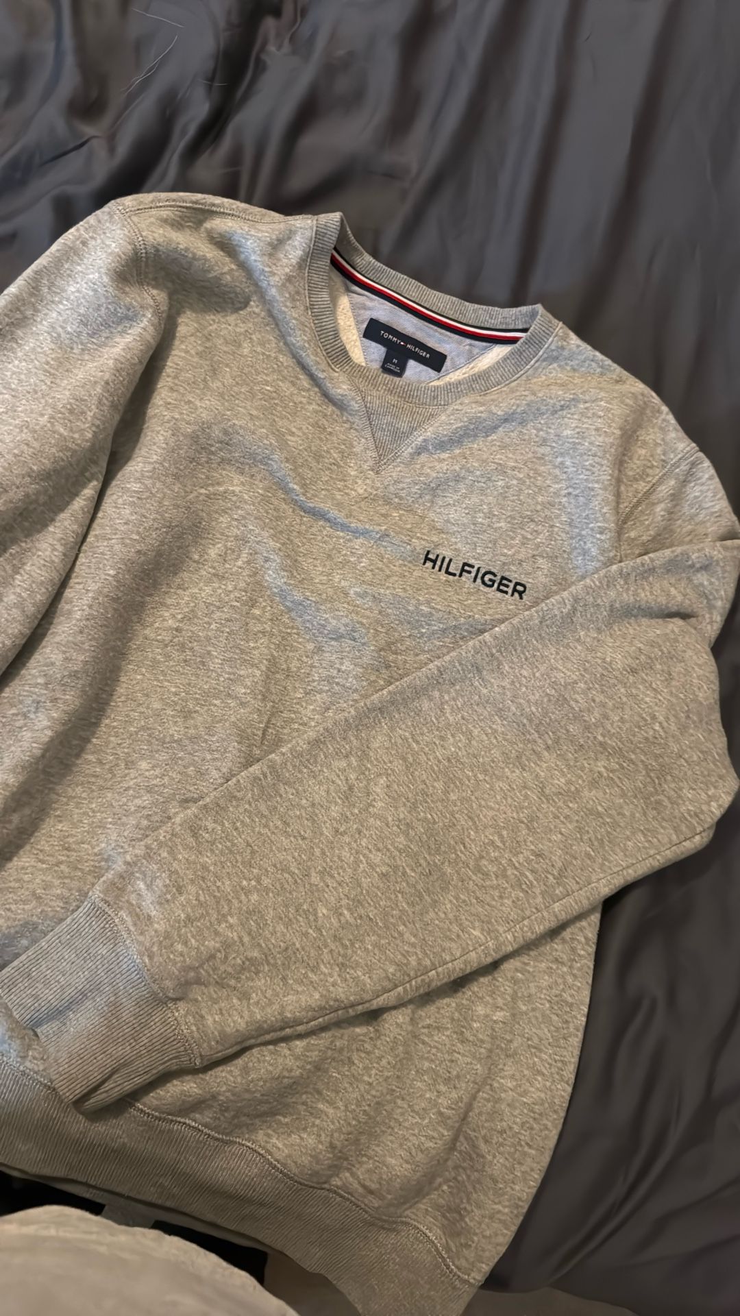 Men’s Medium Tommy Hilfiger Sweatshirt
