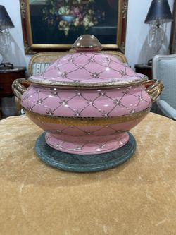 Beautiful Porcelain Tureen with Pink Glaze, Gold Trim & a Gilted Pattern🌷