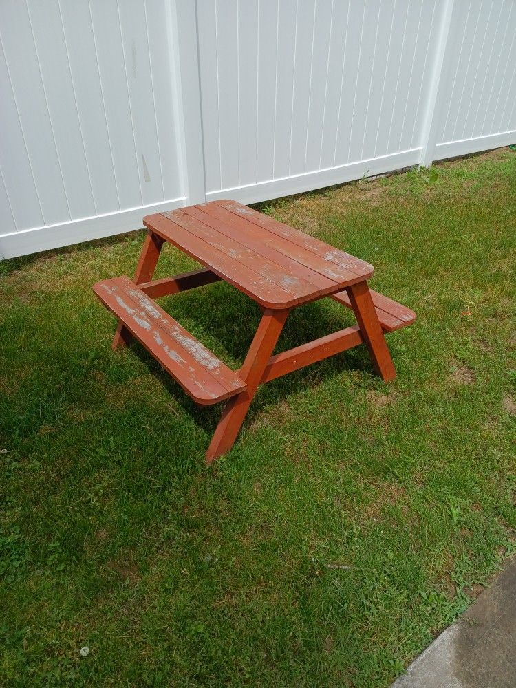 Child picnic table